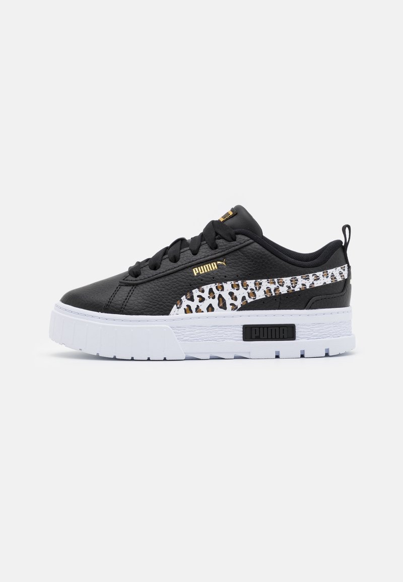 Baskets Puma noires avec semelle plateforme blanche, bande Puma imprimée léopard, lacets noirs et logo Puma doré sur le côté et la languette.
