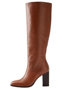 Bottes hautes en cuir marron avec un design élégant, un bout arrondi et un talon épais texturé. Dotées d'une finition lisse et d'accents minimaux.