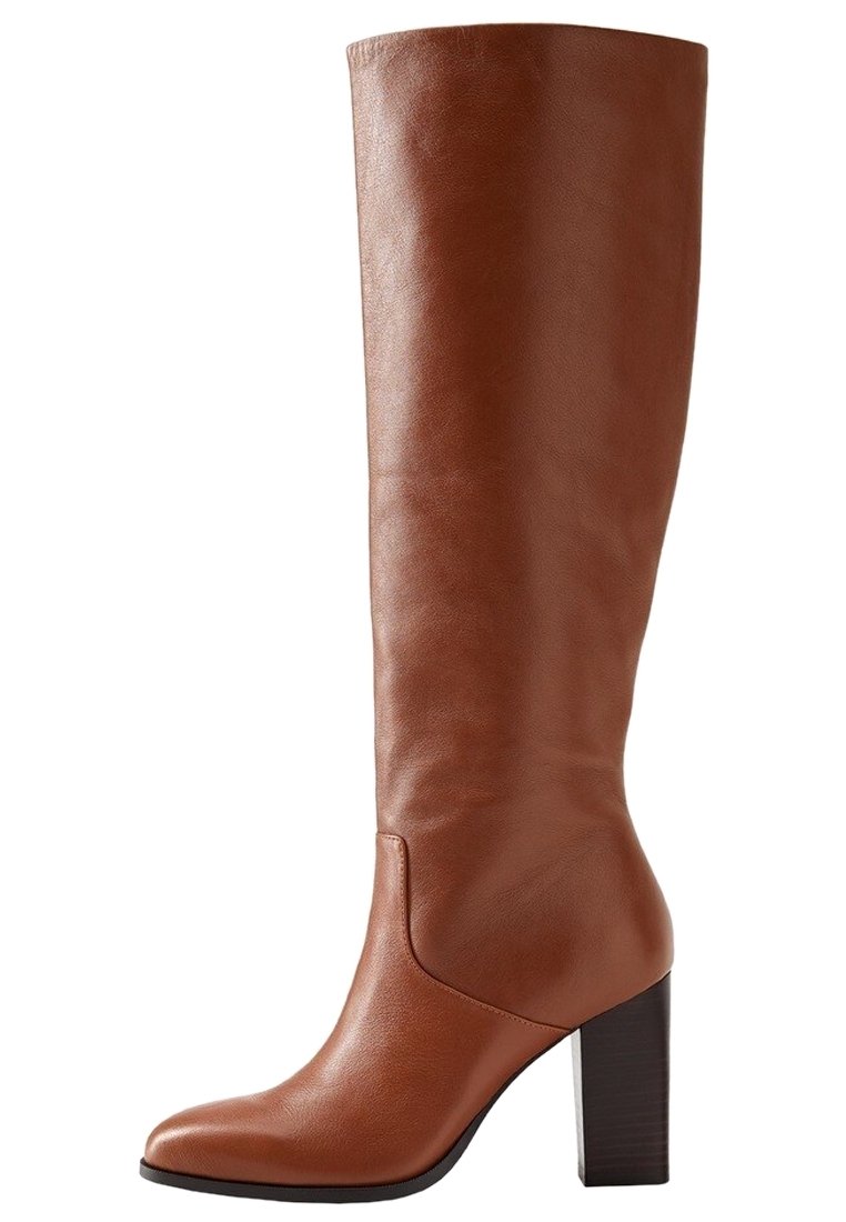 Bottes hautes en cuir marron avec un design élégant, un bout arrondi et un talon épais texturé. Dotées d'une finition lisse et d'accents minimaux.