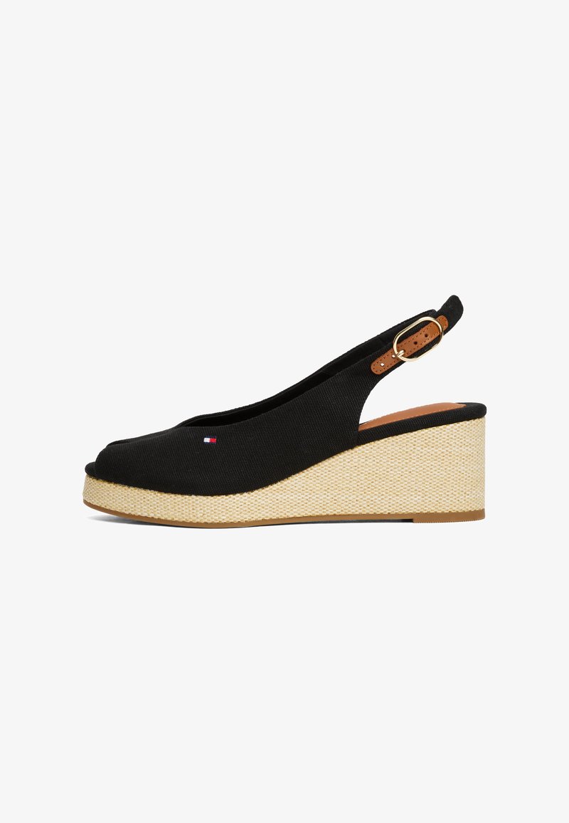Sorte kanvas wedge sandaler med åben tå, med en vævet jutesål og en brun læder ankelrem med en guldbuckle.