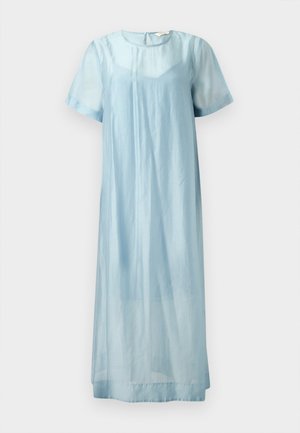 Hellblaues, transparentes Midikleid mit kurzen Ärmeln, rundem Ausschnitt, Rückenknopfverschluss und sichtbarem Innenslip durch die Außenschicht.