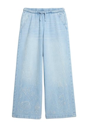 Lichtblauwe wijde denimbroek met elastische tailleband, trekkoord, zijzakken en witte geborduurde ontwerpen met zee-thema op de pijpen.