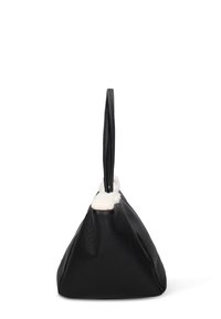 Borsa nera in pelle con forma triangolare, superficie testurizzata e un morbido accento in pelliccia bianca sulla parte superiore. Dotata di un manico lungo e sottile.