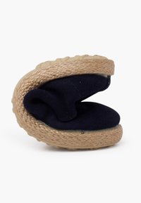 Scarpa navy slip-on con suola in juta intrecciata, caratterizzata da una parte superiore morbida e piegata e una suola in gomma testurizzata per una maggiore aderenza.