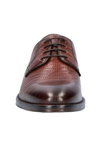 Kastanjebruine leren dress shoes met een krokodillenstructuur, voorzien van een ronde neus en zes oogjes voor de veter. Licht glanzende afwerking, platte zool.