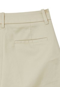 Pantalon beige au toucher lisse, doté d'une taille standard et d'une poche arrière. Le design est minimaliste, sans motifs ni éléments métalliques visibles.
