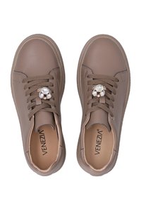Braune Ledersneaker mit abgerundeter Zehenpartie, Schnürdesign, verziert mit einem Cluster aus klaren Edelsteinen an den Schnürsenkeln.