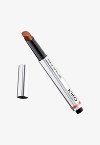 Produkt do ust KIKO w srebrnym cylindrycznym opakowaniu. Ciemnobrązowy koniec produktu, oznaczony napisem "PUMP UP THE VOLUME", z czarnym akcentem na dole.