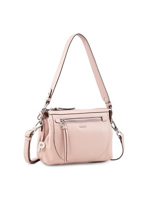 Sac à main en cuir rose clair avec fermeture éclair sur le dessus, poche avant zippée, bretelles courtes et longues réglables, et petit charm en métal "P".