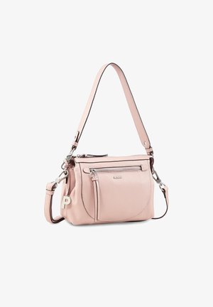 Sac à main en cuir rose clair avec fermeture éclair sur le dessus, poche avant zippée, bretelles courtes et longues réglables, et petit charm en métal "P".