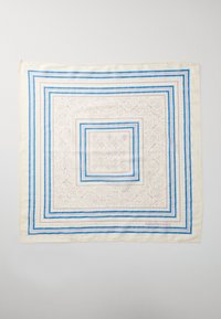 Vierkante sjaal met een crèmekleurige achtergrond en blauw, roze en paarse geometrische randen. Bevat intricateme bloemmotieven en delicate lijnen.