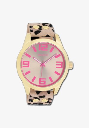 Montre-bracelet dorée avec un bracelet en suedine à imprimé léopard beige. Le cadran rond présente des index et des aiguilles roses sur un fond métallique.