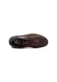 Zapato de cuero marrón con cordones, con punta redonda, acentos de costura en contraste y un forro de tela con patrón visible desde la vista superior.