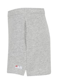 Pantaloni corti in cotone grigio con vestibilità rilassata, cintura elastica e spacchi laterali. Presentano un piccolo logo "PILA" bianco e rosso in basso a sinistra.
