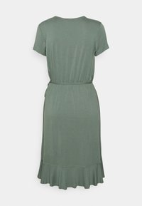 Vestido verde de manga curta com decote redondo, cintura elástica e bainha rodada. Textura suave e silhueta casual.