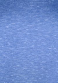 Svetle modrá látka s jemnou texturou, která obsahuje mírné tonální variace po celém povrchu. Vhodná pro volnočasové nošení.