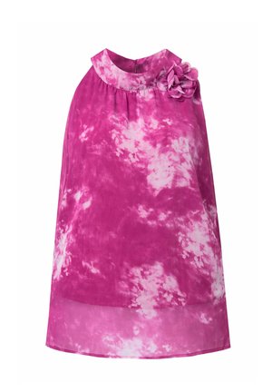 Mouwloze roze tie-dye jurk met hoge halslijn en stoffen bloemdetail op de schouder, met een losse, luchtige pasvorm.