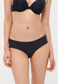Zwarte bikini-onderdelen met een gestructureerd, geruit patroon. Lage taille tot ontwerp met een brede tailleband voor een comfortabele fit. Gemaakt van stretchy stof.