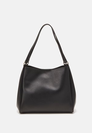 Sort skuldertaske i læder med glat finish, enkelt skulderrem og let glans, vist mod en ensfarvet lys baggrund.