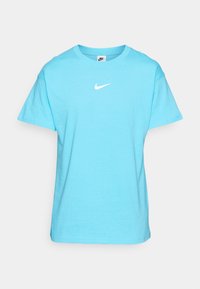 Camiseta de algodón de manga corta azul claro de Nike con logo blanco centrado debajo del cuello redondo.
