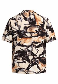 Lyhythihainen paita kevyestä kankaasta, jossa on beige pohja ja abstrakteja mustia ja ruskeita siveltimenvedon kuvioita.