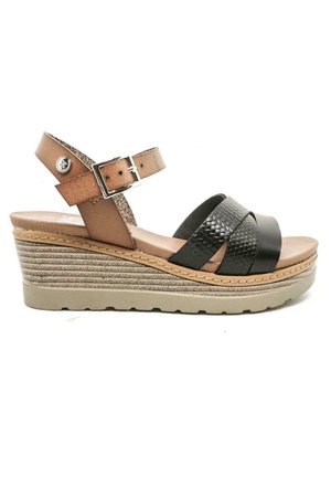 Sandali wedge neri e beige con cinturini in pelle intrecciata, fibbia alla caviglia regolabile e suola piatta testurizzata. Presenta accenti cuciti.
