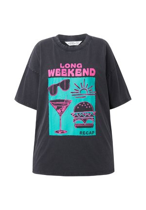 T-shirt nera oversize con maniche corte, caratterizzata da una vivace stampa grafica in rosa e turchese che raffigura bevande, un tramonto e cibo.