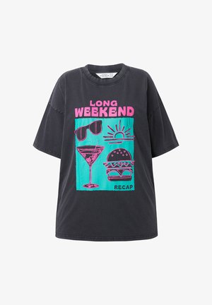 Oversized zwart T-shirt met korte mouwen, voorzien van een levendige grafische print in roze en turquoise van drankjes, een zonsondergang en eten.