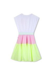 Λευκό τοπ με κοντά μανίκια-καπέλο, ελαστική μέση και πολύχρωμα στρώματα: ροζ και μετά φωτεινό πράσινο. Ελαφρύ ύφασμα, καθημερινό σχέδιο, μήκος μέχρι το γόνατο.