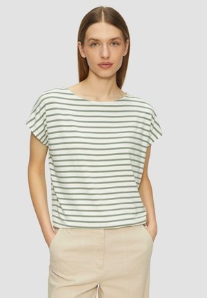 Gestreepte kortemouwen top in wit en lichtgroen, van zacht katoen, relaxte pasvorm, brede bootnek, en gestopt in beige broek.