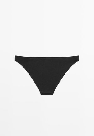 Černé spodní díly dámských bikin s nízkým pasem a minimálním krytím, zobrazené na jednoduchém bílém pozadí.