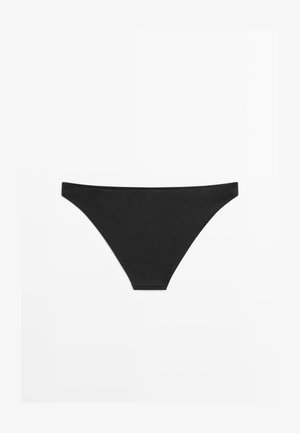 Černé spodní díly dámských bikin s nízkým pasem a minimálním krytím, zobrazené na jednoduchém bílém pozadí.