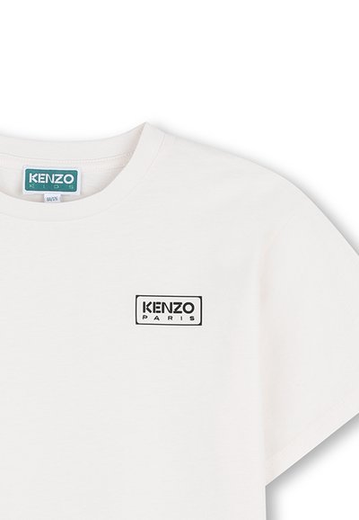 Wit Kenzo Kids T-shirt met ronde hals en een klein zwart rechthoekig "Kenzo Paris" logo op de linkerborst.