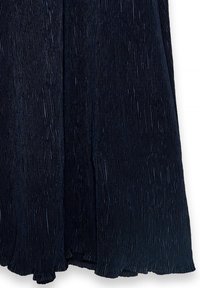 Tissu plissé marine avec des nervures verticales et une texture lisse, présentant une silhouette fluide avec un ourlet incurvé. Aucun matériel ou accent visible.