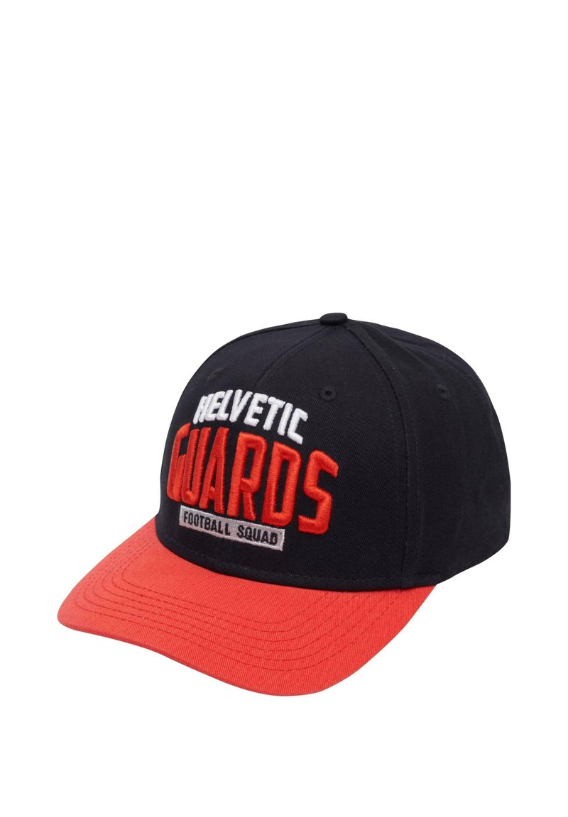 Svart bomullskeps med röd skärm; har broderad text "HELvetic GUARDS" och "FOOTBALL SQUAD" framtill. Strukturerad design, justerbart band.