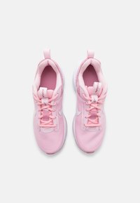 Rosa trening sneakers med mesh-oberste, hvite detaljer og snøring. Har en trekksløyfe på hælen og en polstret såle for komfort.