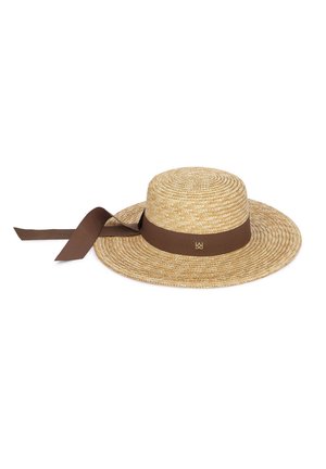 Plačio krašto šiaudinis skrybėlė su rudos spalvos kaspinu, surištu į lankelį aplink karūną, juostoje yra mažas auksinis emblemėlės ženkliukas.