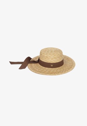 Szalmából készült széles karimájú kalap barna szalaggal, amely masnira van kötve a korona körül, a szalagon kis arany embléma látható.