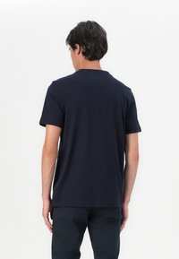 Tommy Hilfiger COLOUR FLAG TEE - T-shirts print - desert sky