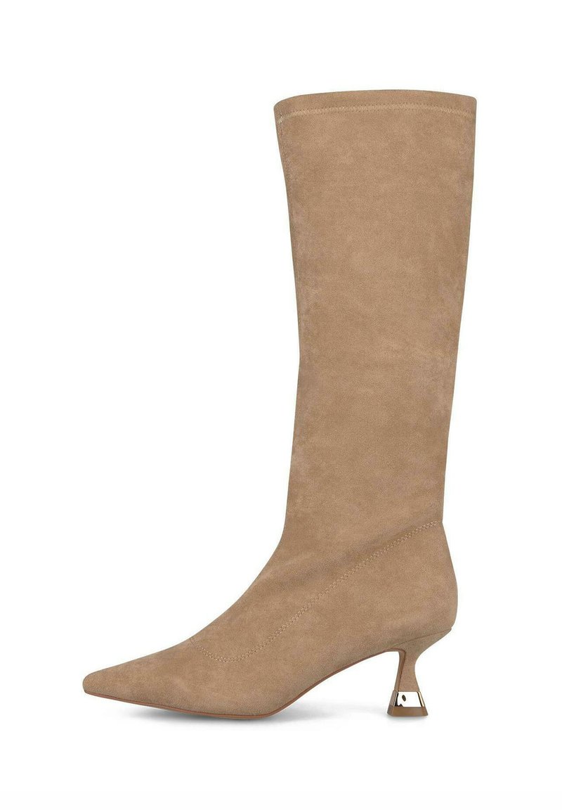 Bota de ante taupe hasta la rodilla con puntera puntiaguda y tacón acentuado en dorado. Textura suave sin patrones ni adornos visibles.