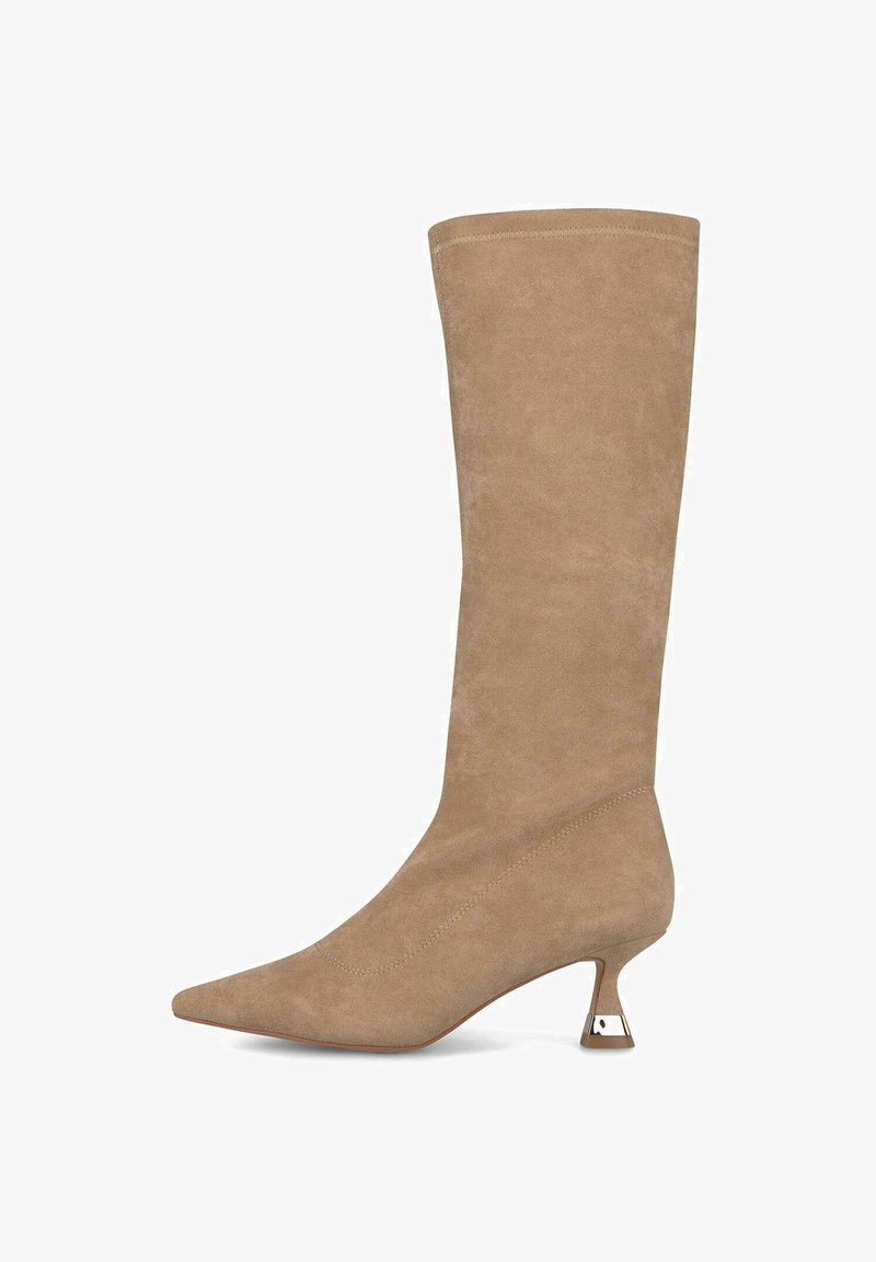 Bota de ante taupe hasta la rodilla con puntera puntiaguda y tacón acentuado en dorado. Textura suave sin patrones ni adornos visibles.