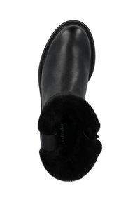 Bota de cuero negro con un forro suave y peludo en la parte superior, punta redondeada y un acento de cremallera lateral para facilitar su uso.