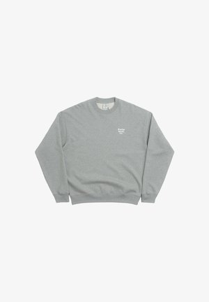 Sudadera de cuello redondo gris claro con mangas largas y pequeño texto blanco "Polar Skate Co" en el lado izquierdo del pecho.