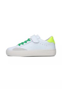 Sneaker bianche con tomaia in pelle liscia, lacci verdi e un'accente giallo neon sul tallone. Presentano una cintura in velcro e una punta in suede grigio chiaro.