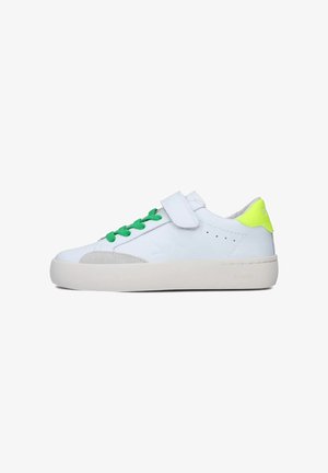 Sneaker bianche con tomaia in pelle liscia, lacci verdi e un'accente giallo neon sul tallone. Presentano una cintura in velcro e una punta in suede grigio chiaro.
