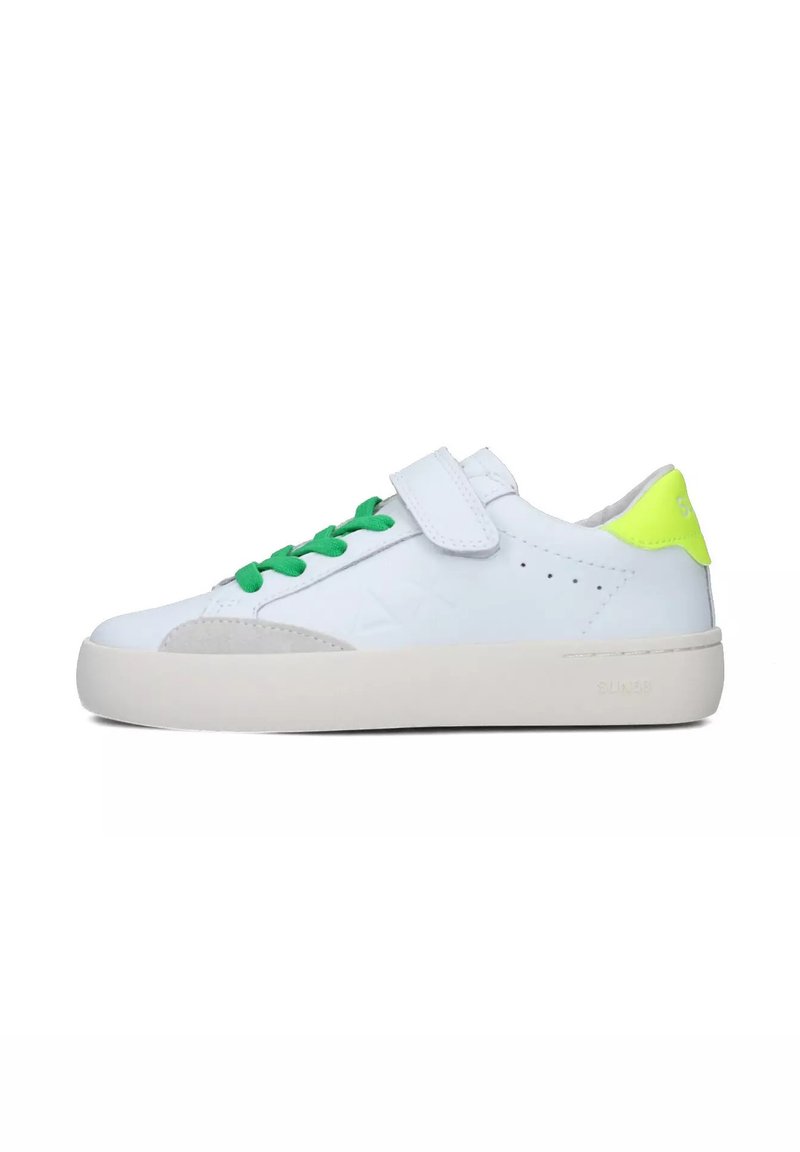 Sneaker bianche con tomaia in pelle liscia, lacci verdi e un'accente giallo neon sul tallone. Presentano una cintura in velcro e una punta in suede grigio chiaro.