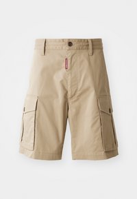 Pantalones cortos cargo beige de mezcla de algodón, con dos bolsillos laterales, cierre de botón y una etiqueta roja cosida en la parte frontal.