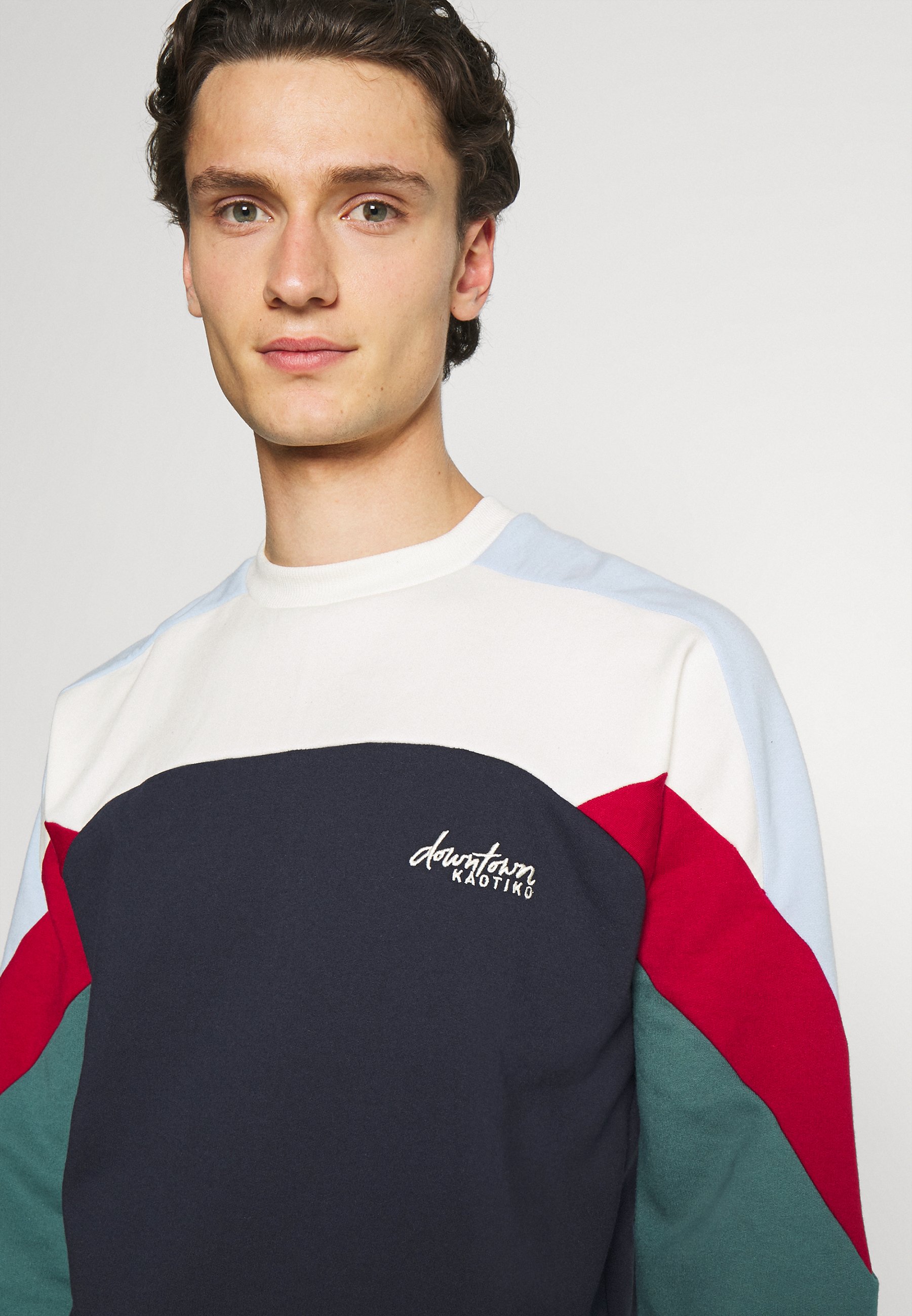 Sudadera con capucha de color azul marino con manga corta. - Koala Bay