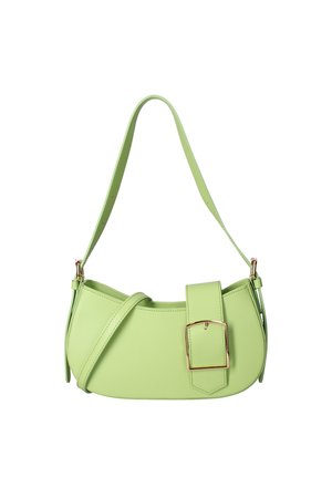 Sac à bandoulière en cuir vert clair avec une grande boucle rectangulaire en or et une sangle réglable sur fond blanc.