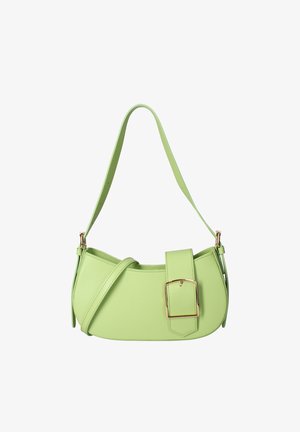 Sac à bandoulière en cuir vert clair avec une grande boucle rectangulaire en or et une sangle réglable sur fond blanc.